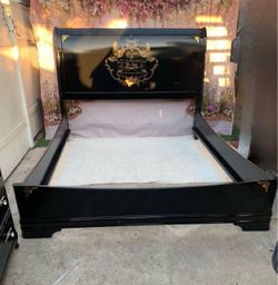 Beautiful French boho style king /calking bedroom set are three large pieces has been refurbished!🌺