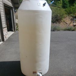 Water Tank 300gal Vertical. Clean