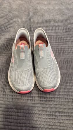 Women’s Skechers slip ins stretch sneakers size 8