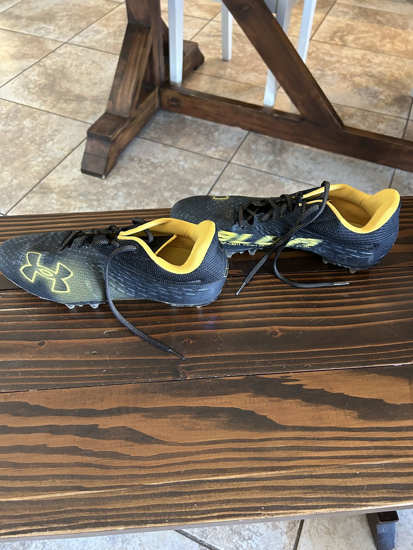 Mens Under Armour Football Cleats Size 9.5