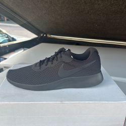 Women’s Size 12 Nike Tanjun