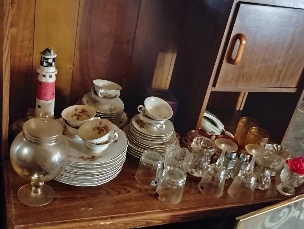 Full 8 Person 3 Cabinet China Set 1950's
