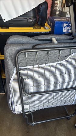 Twin rollaway bed