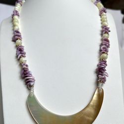 Stunning Vintage Hawaiin theme shell and moonstone necklace 
