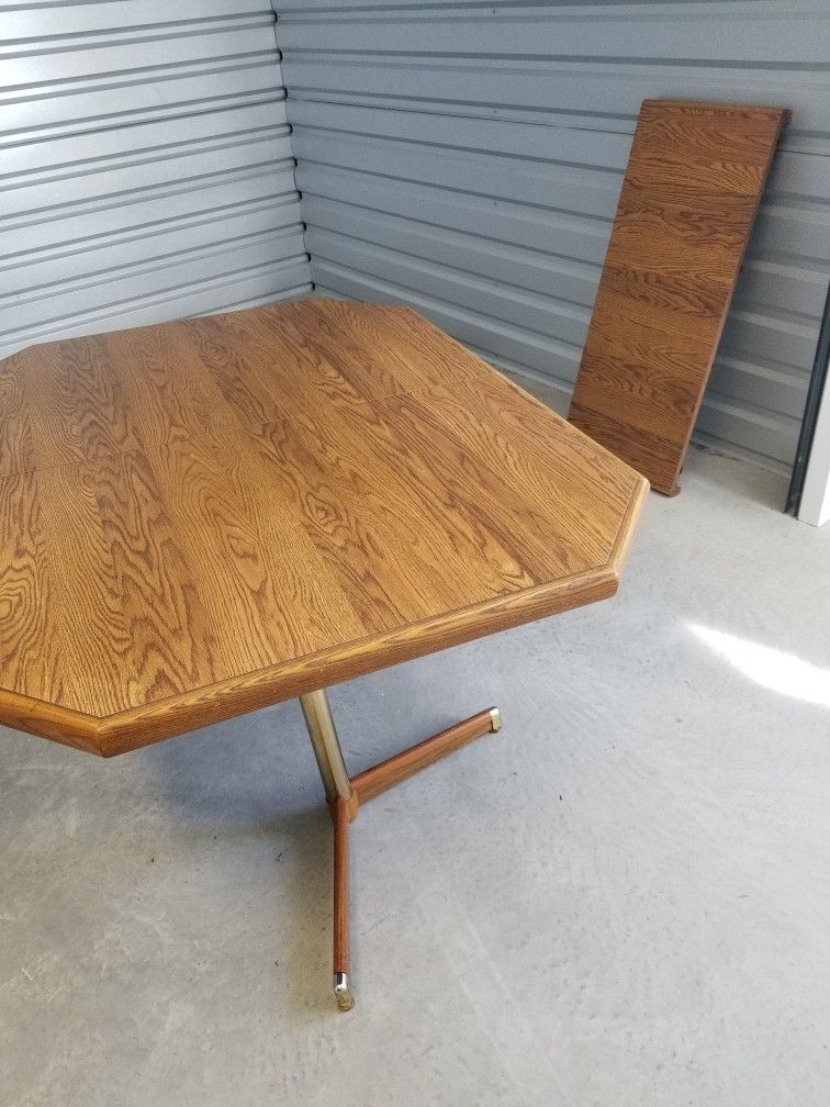 Kitchen Table with rolling chairs (4)