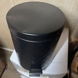 Black Can Trash Can 