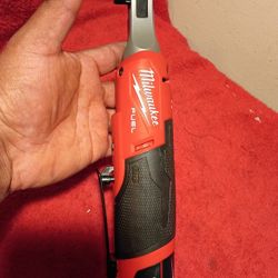 M12 Milwaukee Fuel 3/8 Ratchet Con Batería $180
