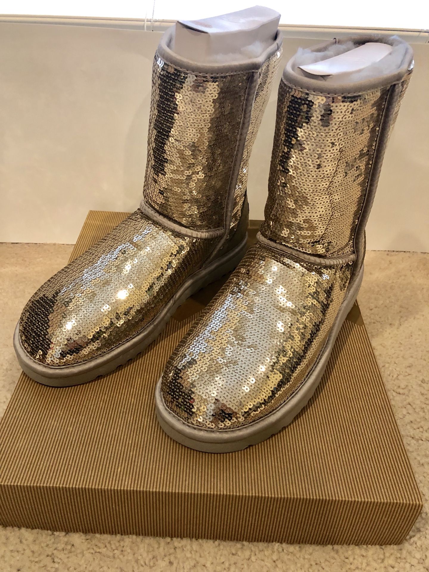 (NEW) UGG Classic short sparkles - USA Size 8 (Silver)
