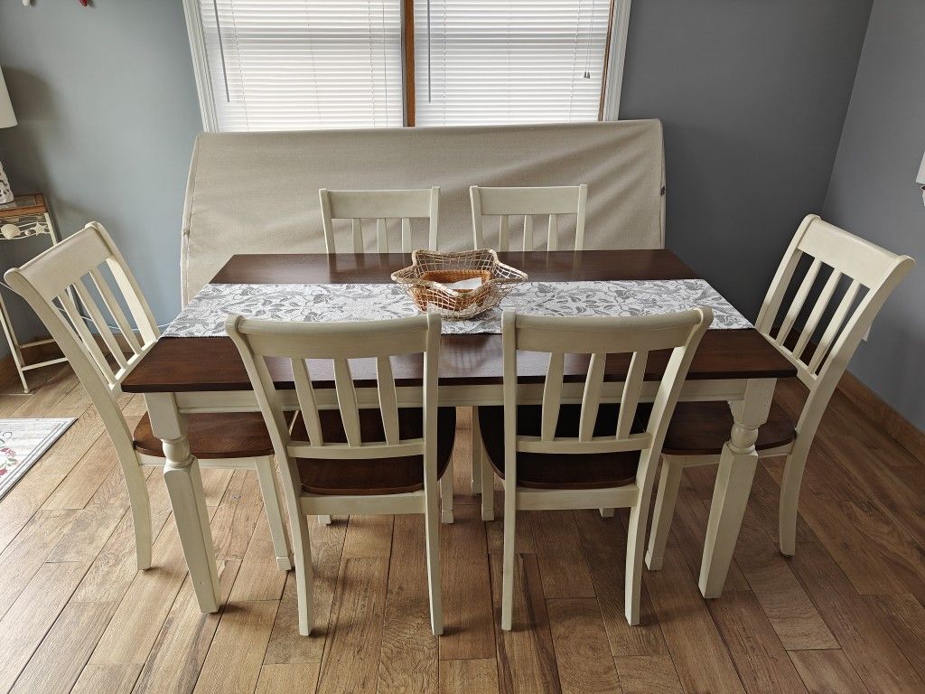 6 Piece Kitchen Table And Chairs Table Is 5x3 ft 