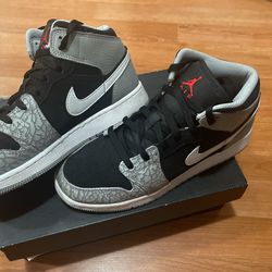 AIR JORDAN 1 MID SE (GS) Size 6Y