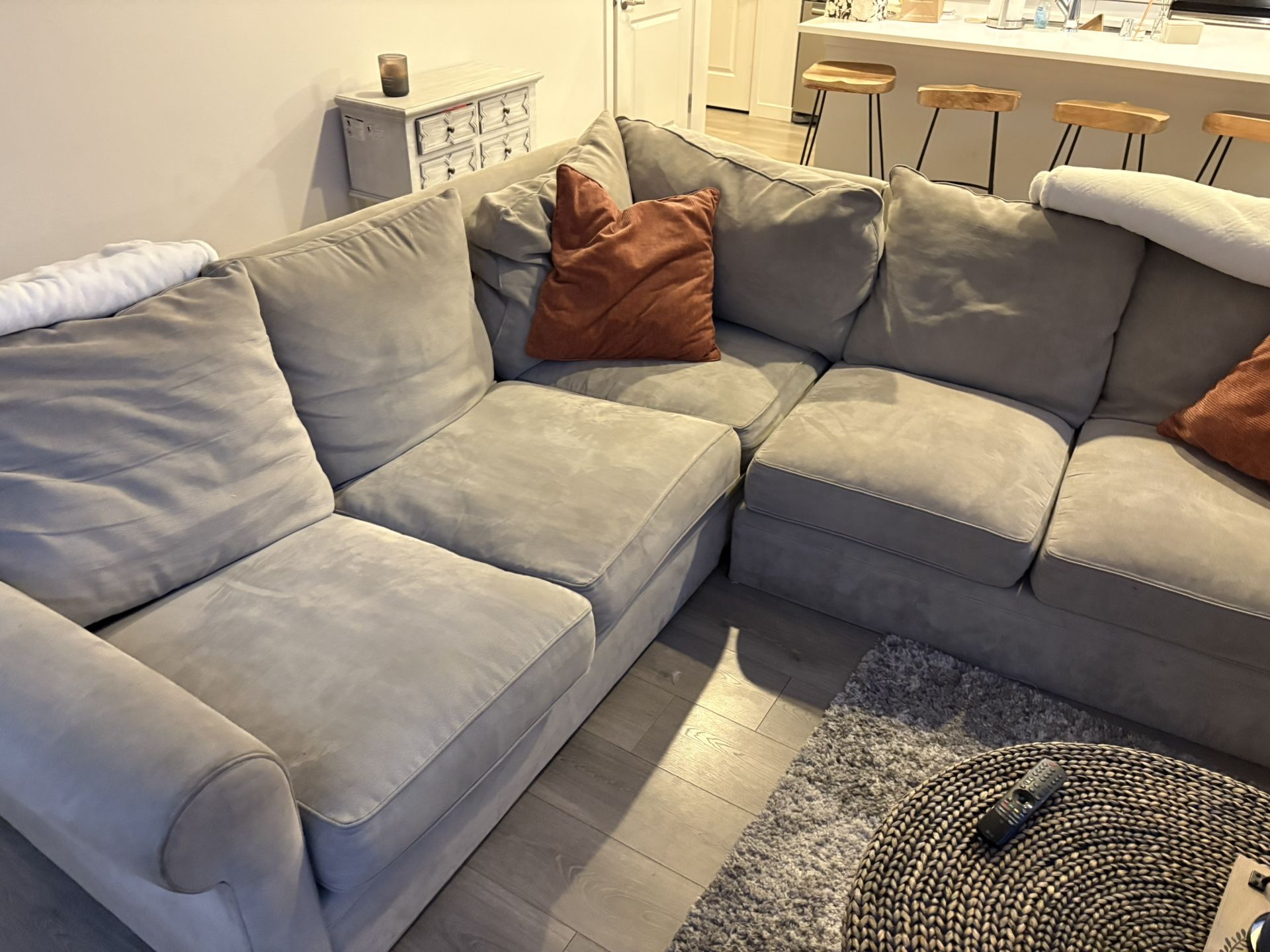 Couch:Sofa/Sectional 
