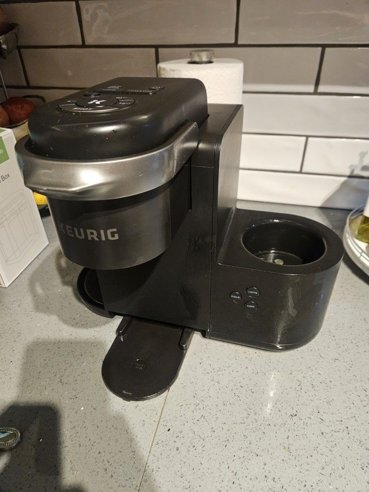 Keurug K-Café Single Serve Coffee Latte & Cappuccino Maker
