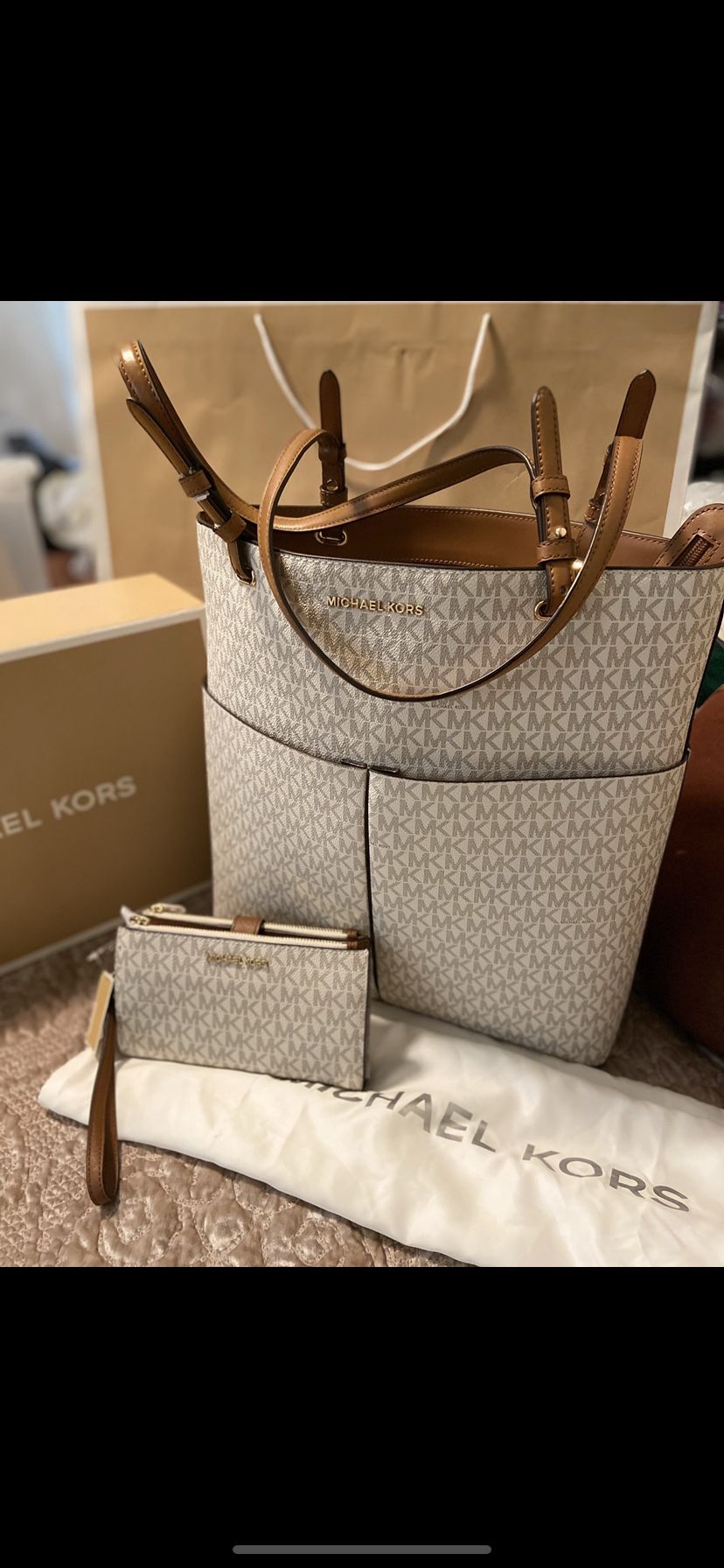 New Michael Kors Large Tote Bag Monogram. And Double Zipper Wallet for Sale  in Long Beach, CA - OfferUp