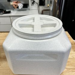 Pet Food Storage Container, Vittles Vault Gamma, 15lb, Made in USA