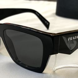 Prada Sexy Italian Sunglasses! SPR A06  50-21, Nice Shape!