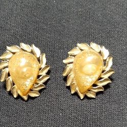 Vintage Elegant gold tone clip-on earrings  leaf design. 
