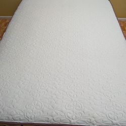 Que,en mat,tress 9 inches,medium firm, with matching box spring, plush. Free same-day delivery.
