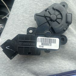 Xt$ Glove Box