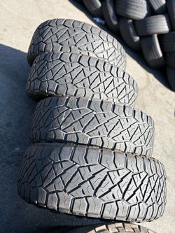 LT275/65/18 Nitto set de Tires con 80% de vida las 4