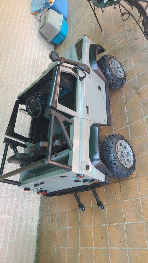 Powerwheels Land Rover Defender Power Trax