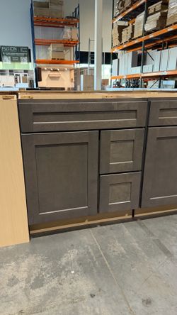 30" vanity cabinet clearance