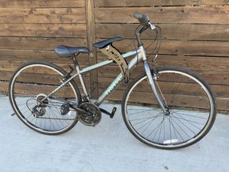 Trayl Women’s Hybrid Bike + Front Toddler Seat