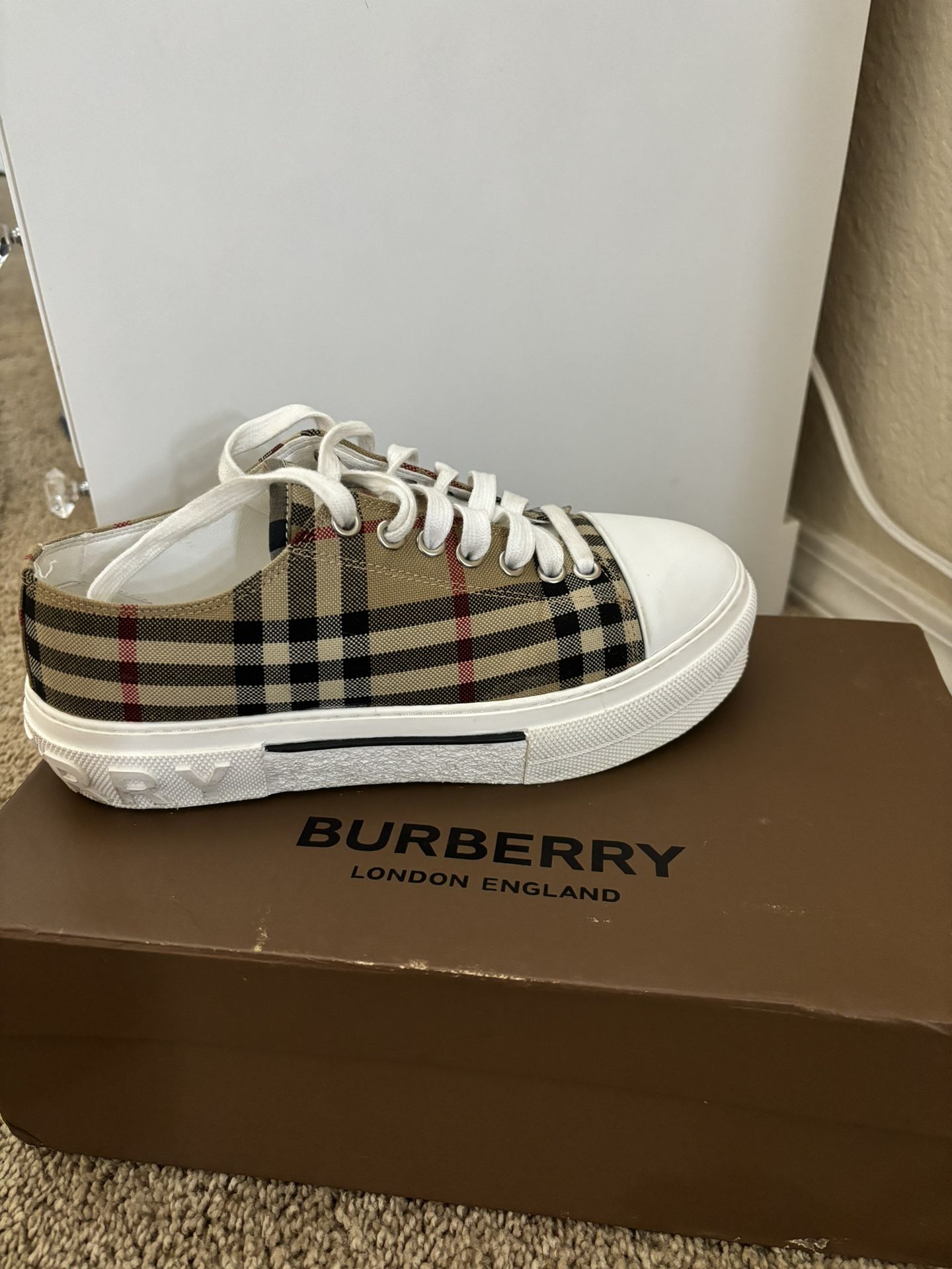 Women Burberry shoes