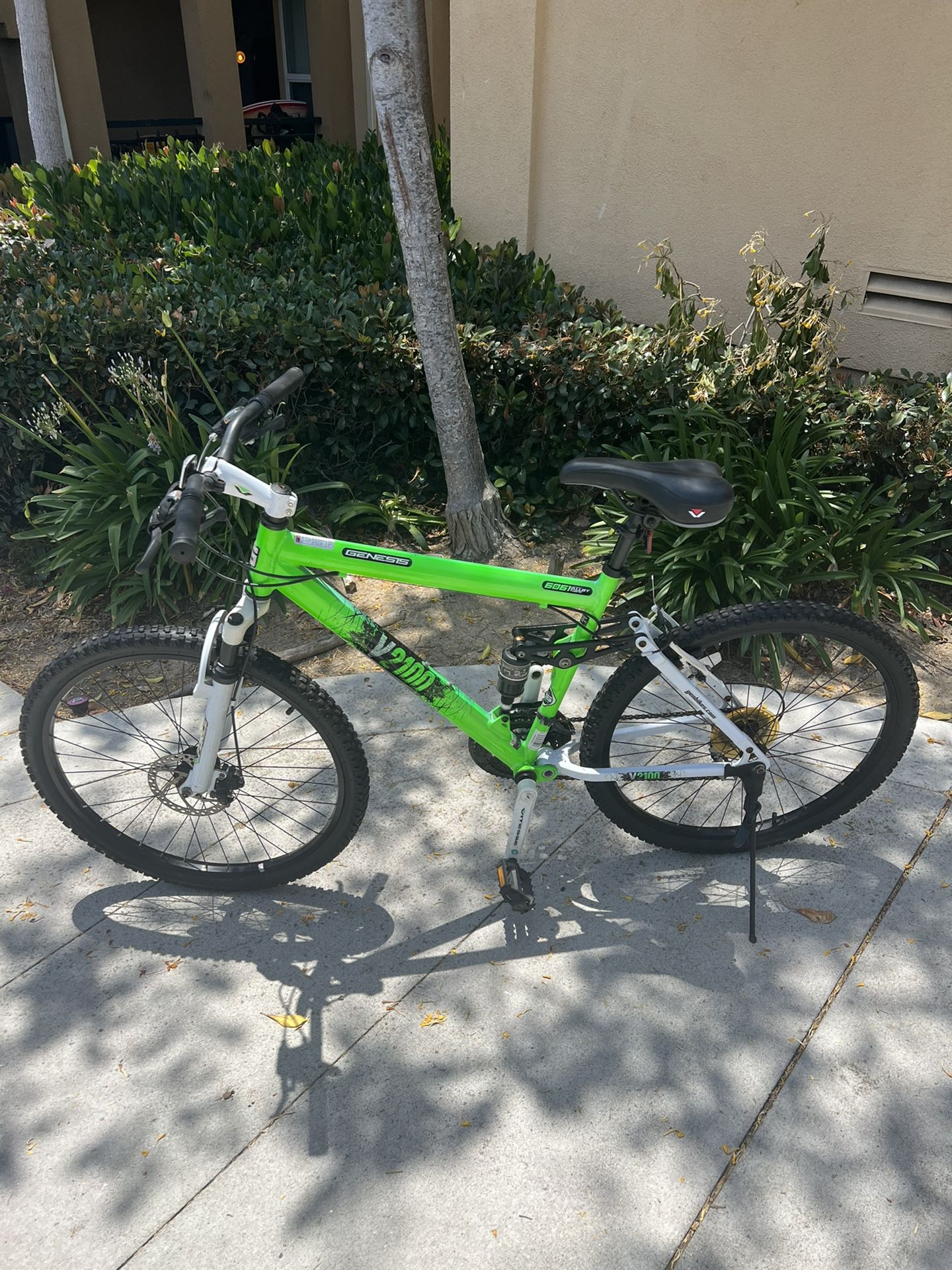 Genesis V2100 Mountain Bike 26"
