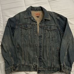 The jacket shown is a Gap 1969 denim jacket.
