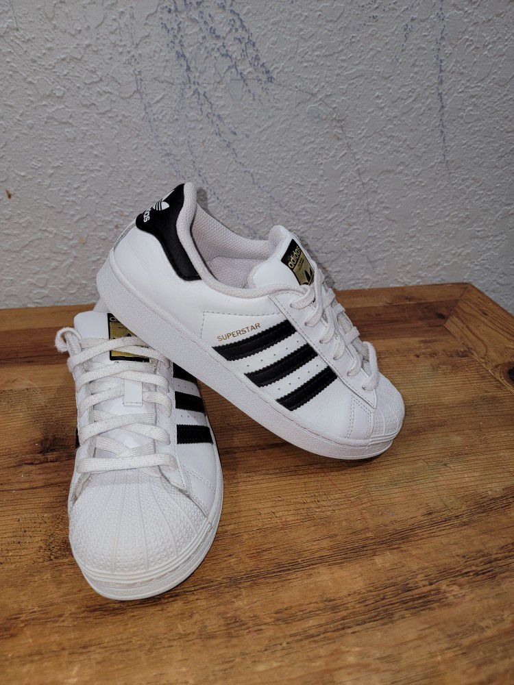 Unisex Adidas Shell Toes Sz. 3Y for in Laughlin Air Force Base, TX - OfferUp