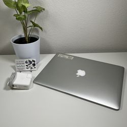 2017 Macbook Air 13 inch intel i5 8GB Memory 256GB SSD In Good Condition  Fully Fuctional 
