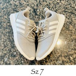 Adidas Women’s Sz 7