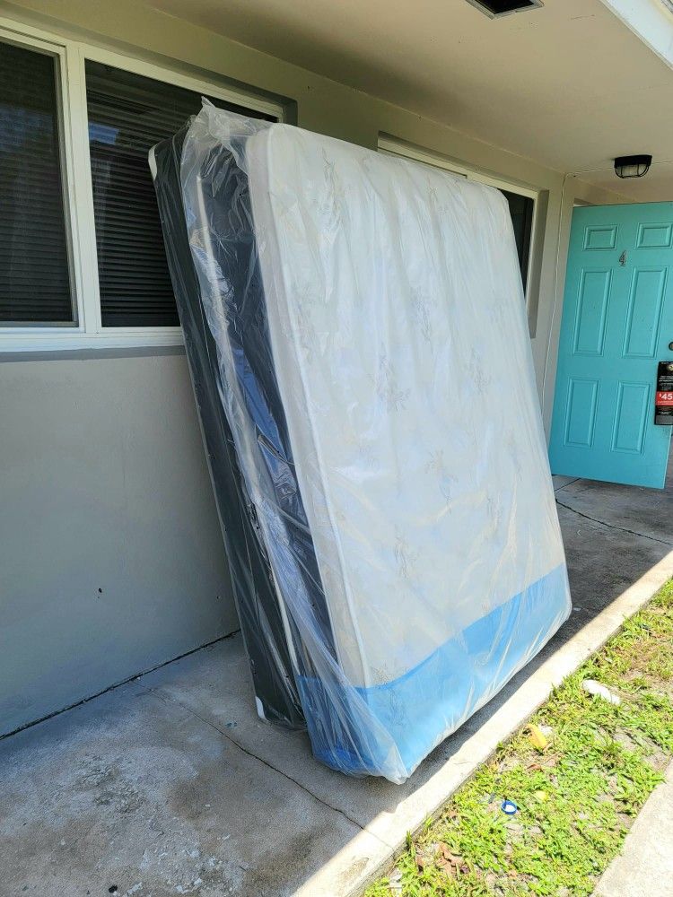 NEW QUEEN PILLOW TOP MATTRESS With BOX SPRING👌