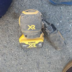 Dewlalt Sander Xr With 4 Ah Battery 