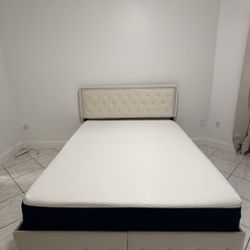 Queen Bed – Almost New