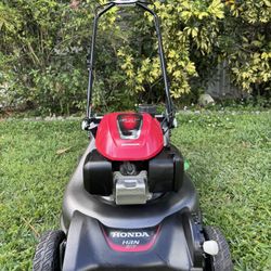 IMMEDIATELY AVAILABLE COUPLE TIMES USED SELF  PROPELLED HONDA HRN-216. /170cc. 21 in. 3-in-1 .WORKS FLAWLESSLY.  TWIN BLADES . VARIABLE SPEED WALK BEH
