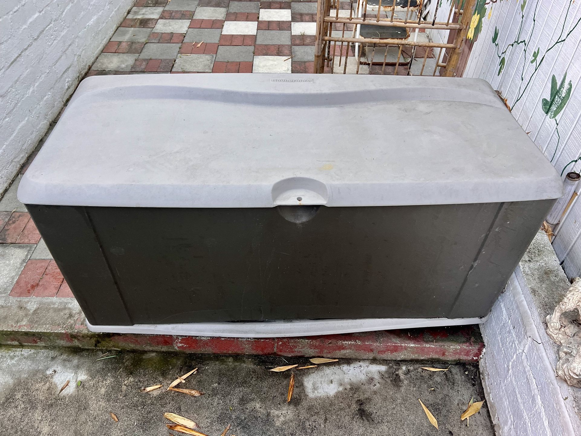 Like-New Rubbermaid Extra Large Resin Weather Resistant Outdoor Storage Deck Box, 120 Gallery 