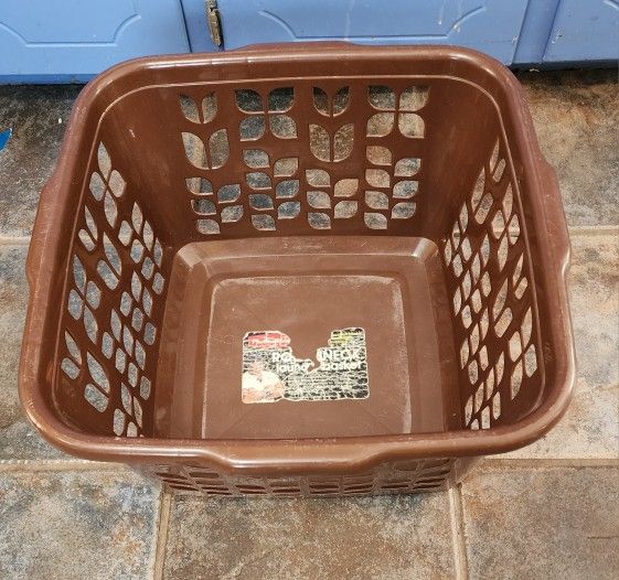 Vintage Home - Rubbermaid Roughneck Square Chocolate Brown Tulip Laundry Basket