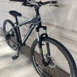 Trek Skye Woman’s mountain bike hydraulic disk brakes small 26 wheels front suspension