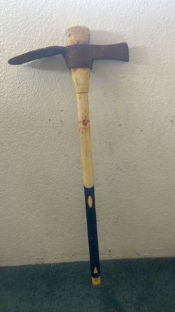 Heavy-Duty Pickaxe – Fiberglass Handle