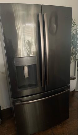 GE Twin chill French Door Refrigerator 27.7 CU. Ft. With Door  in Door./ With Stove