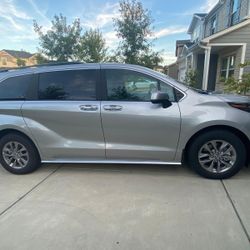 Toyota Sienna XLE FWD HYBRID