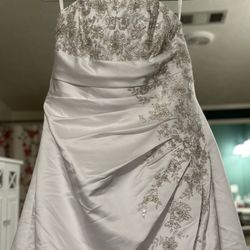 David’s Bridal Wedding Dress never Worn