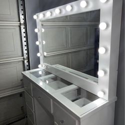 Beautiful Vanity W Lights Makeup Station