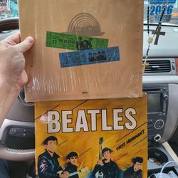 2 beatles vinyls 
at the Hollywood bowl.
and beatles first movement ex condition.