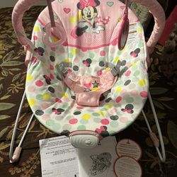 DISNEY's MINNIE MOUSE BABY BOUNCER SEAT