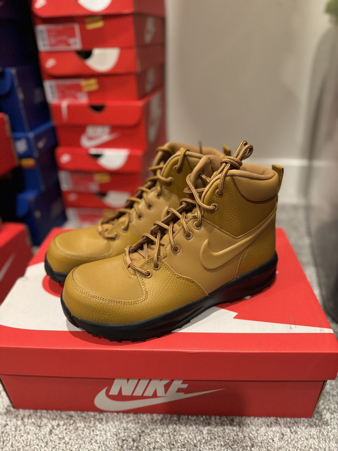 Nike manoa kids boots sneaker 4Y/ Women Size 8