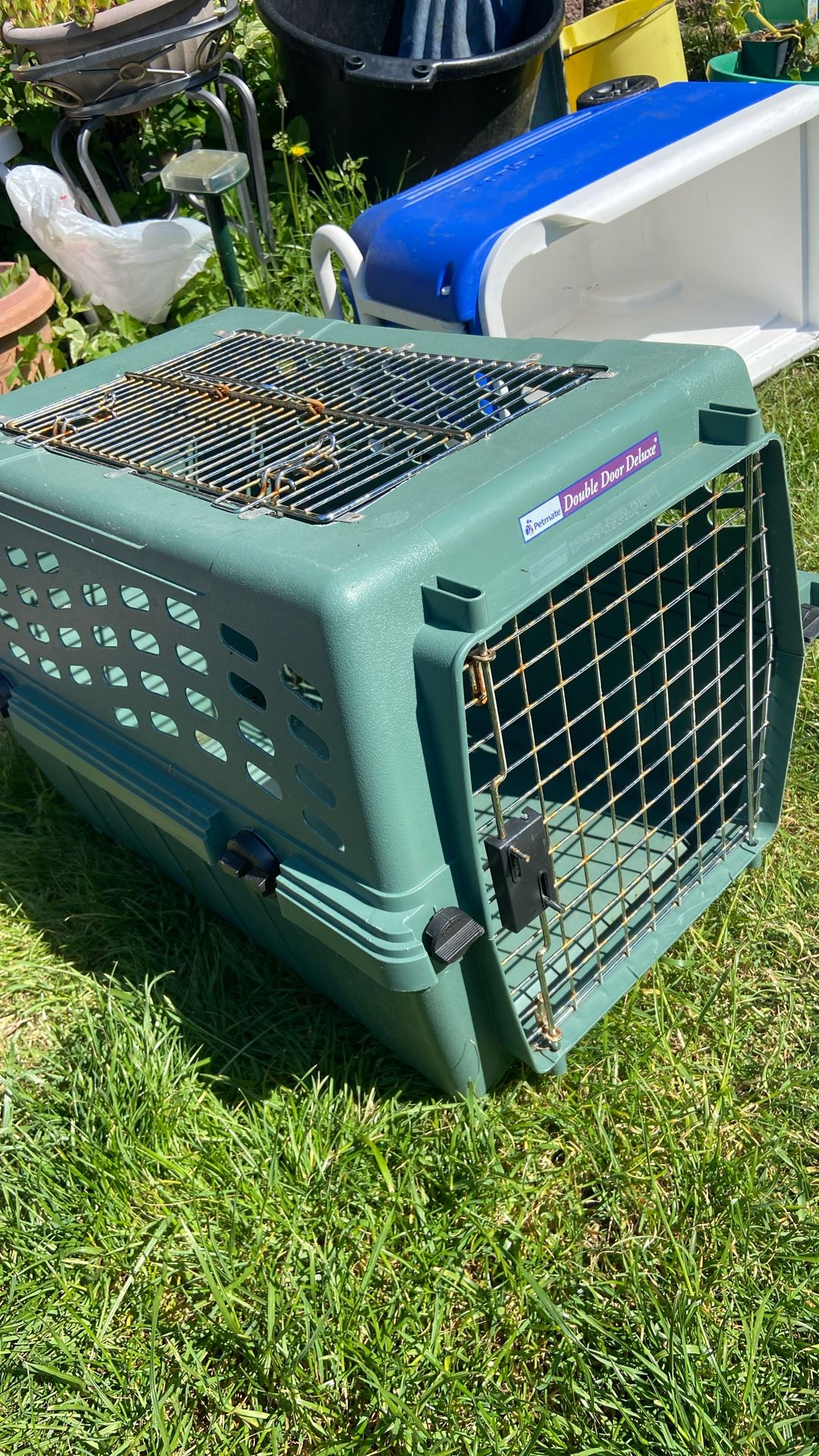 Petmate Double Door deluxe Price 15$. Pick Up. E. 72nd. and. Grandview. E. Tacoma