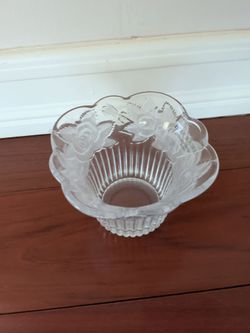 Mikasa Studio Nova Winter Rose Crystal Bowl Frosted Scalloped Rim 4" Ribbed Vase