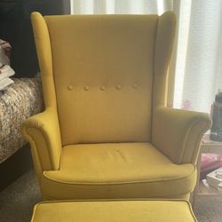 Wide Tufted Amchair With Ottoman